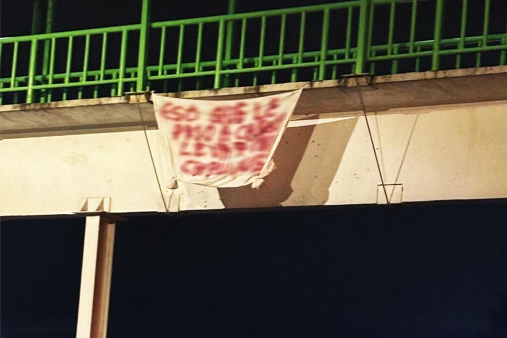  En el puente peatonal del crucero Huapalcalco colocaron una manta con la leyenda: “Eso que le pasó a Carlos, le va a pasar a los chapulines”