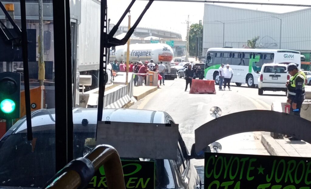 Familiares y amigos de los detenidos, protagonizan el cerco vehicular sobre la caseta de peaje del Estado de México