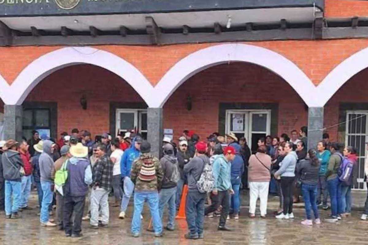 Inconformes tomaron la alcaldía de Calnali desde hace cinco días