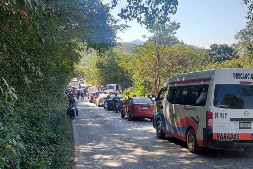 Se permitió el paso de vehículos cada 15 minutos para evitar un colapso total de la vía