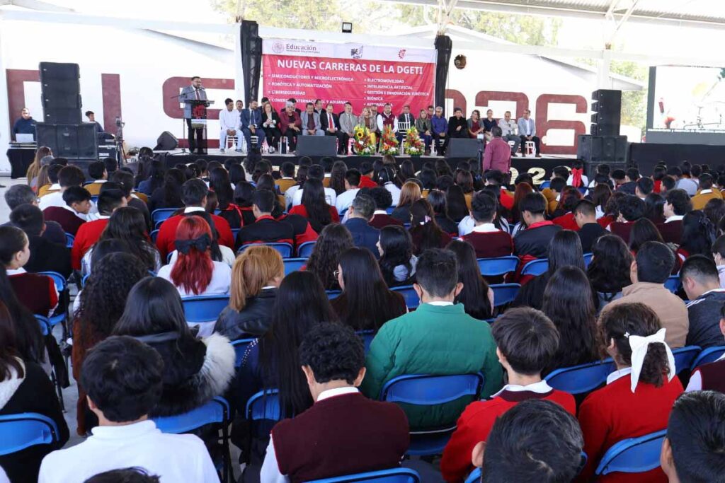 La presentación se llevó a cabo ante alumnos de las secundarias técnicas 13 y 68 de Atitalaquia