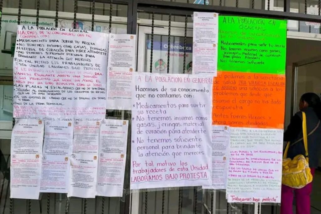 En Atotonilco el Grande, trabajadores de una clínica laboran bajo protesta; esto exigen