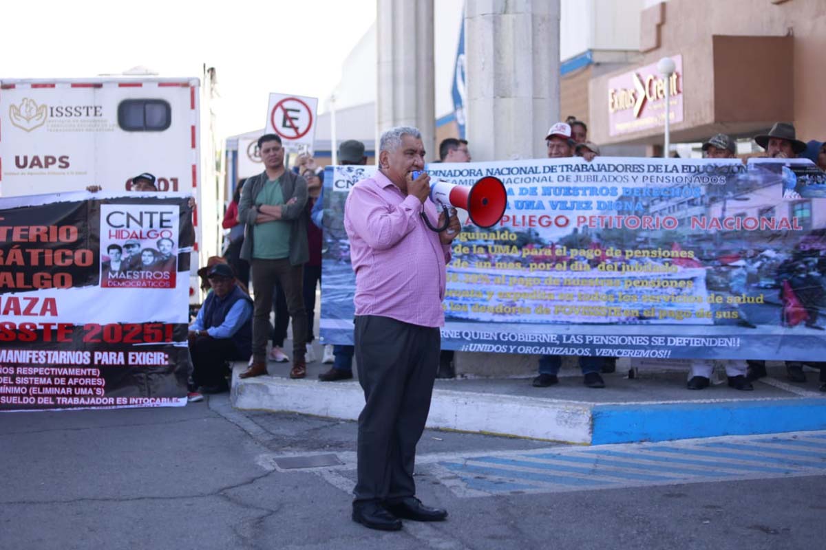 Maestros de la CNTE se manifestaron en la plaza Perisur de la capital hidalguense, donde se ubican las instalaciones centrales del Fovissste