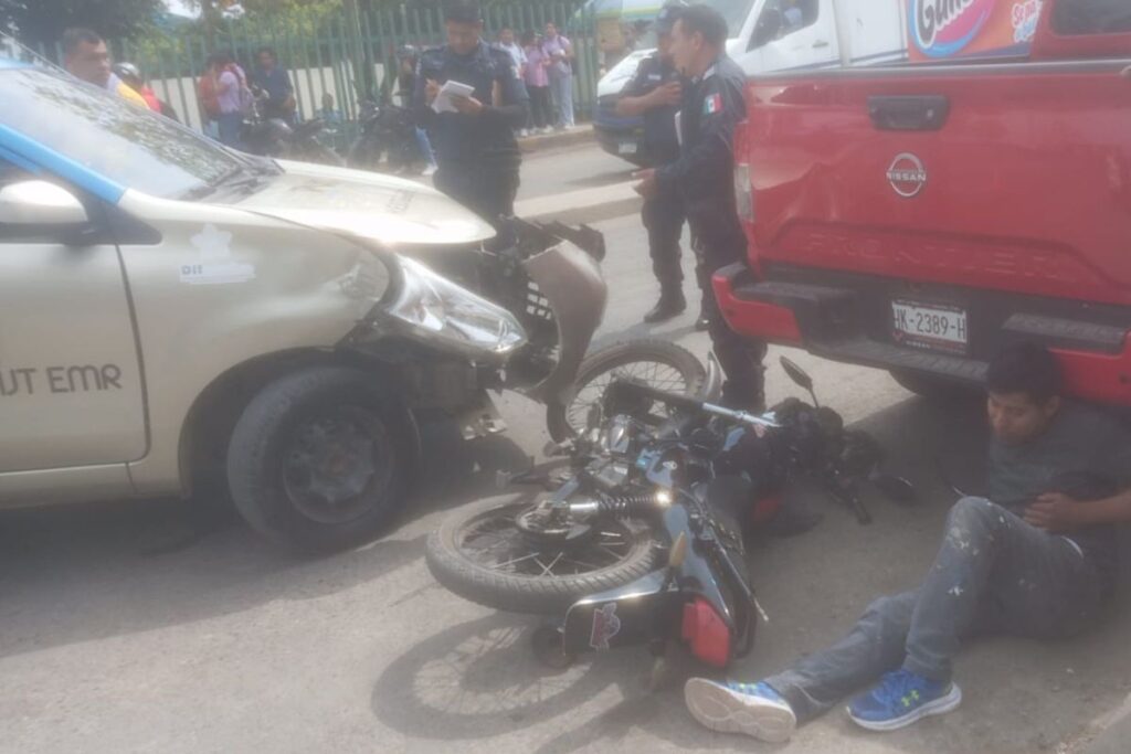 Huejutla: Paramédicos atienden a un motociclista tras aparatoso accidente vial