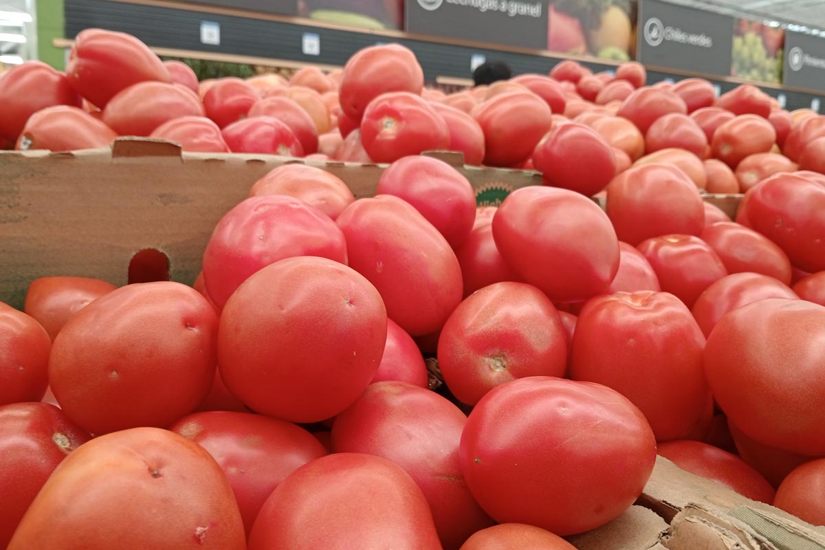 El jitomate, que se vendía en 40 pesos el kilo la semana pasada, ahora cuesta 29.90 pesos