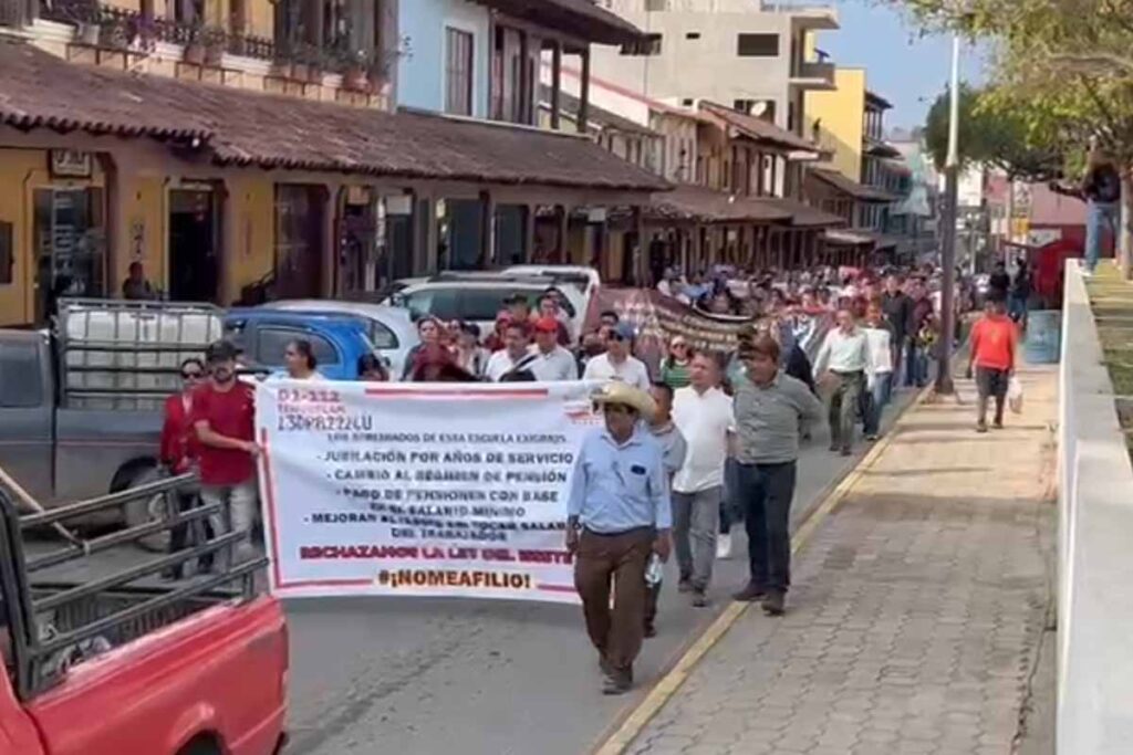 El contingente partió desde la clínica del Issste y recorrió las principales calles de la ciudad