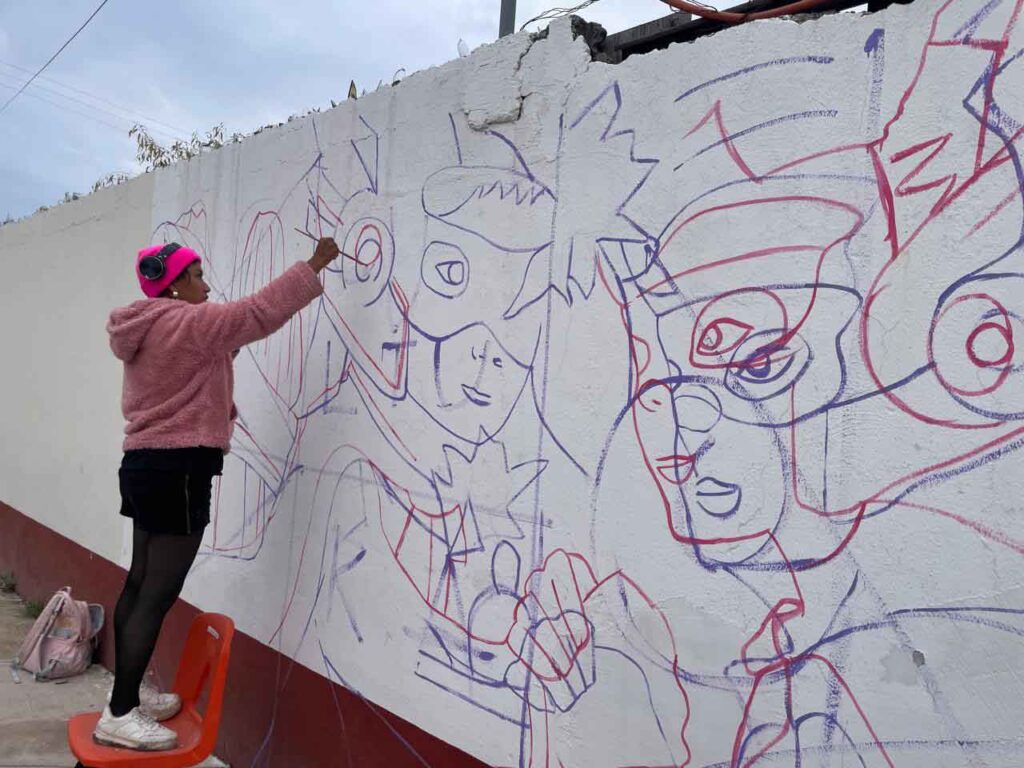 Aurora Servín relató que su mural plasma la equidad de género, a través de dos superhéroes tomados de la mano