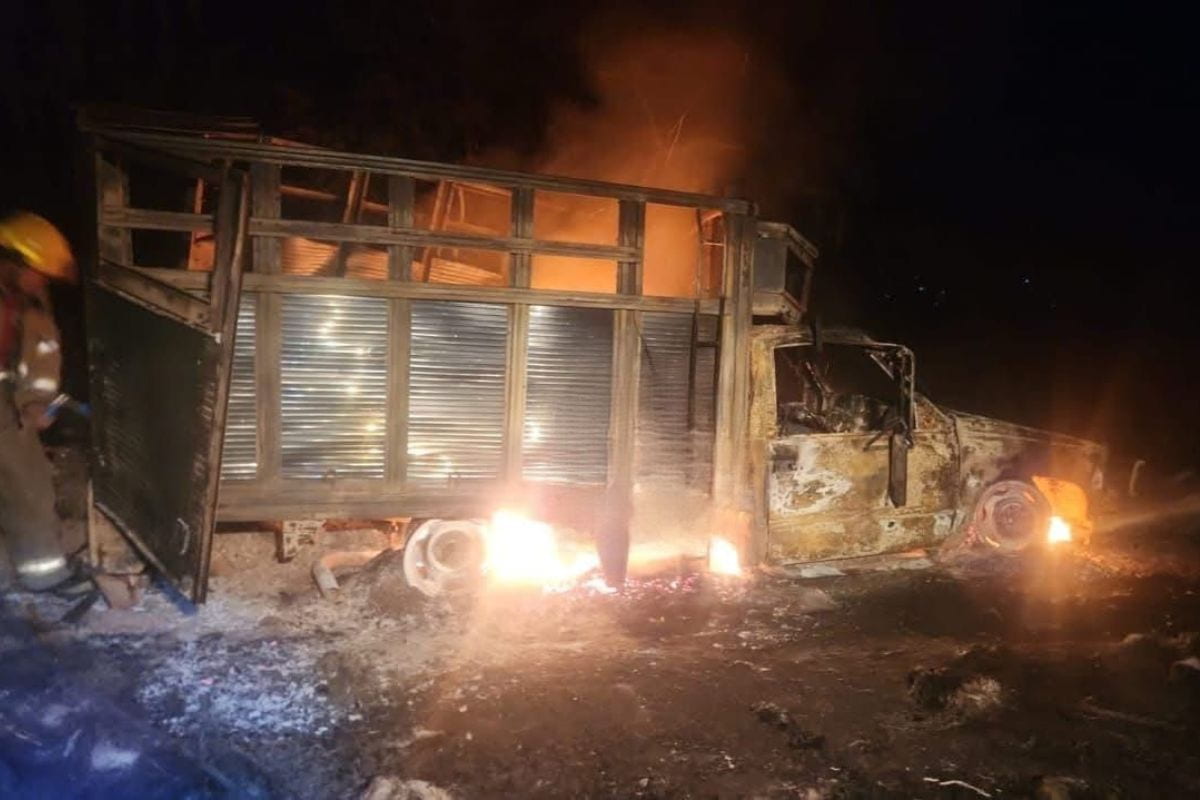 Hallan en Santiago Tulantepec una camioneta huachicolera en llamas; ¿hubo víctimas?