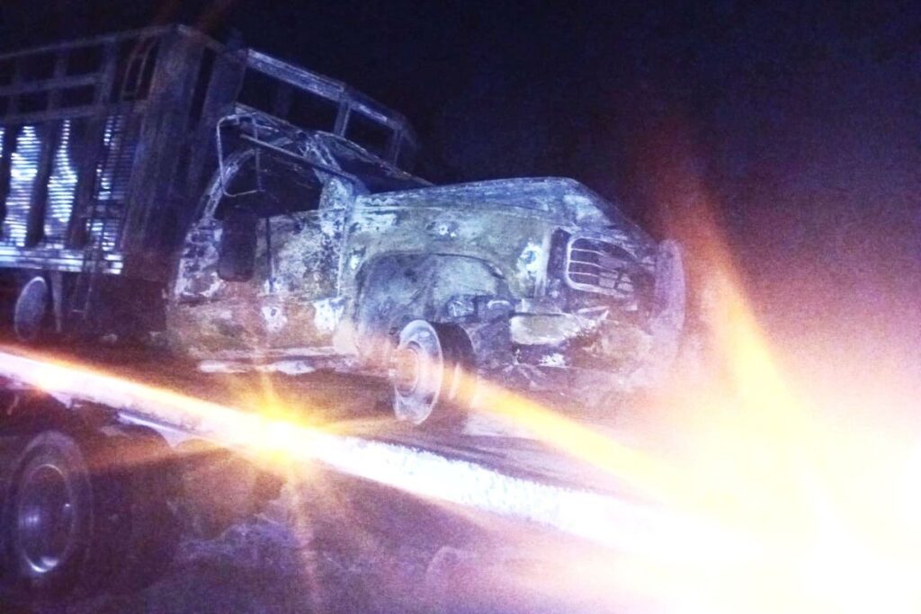 Hallan en Santiago Tulantepec una camioneta huachicolera en llamas; ¿hubo víctimas?