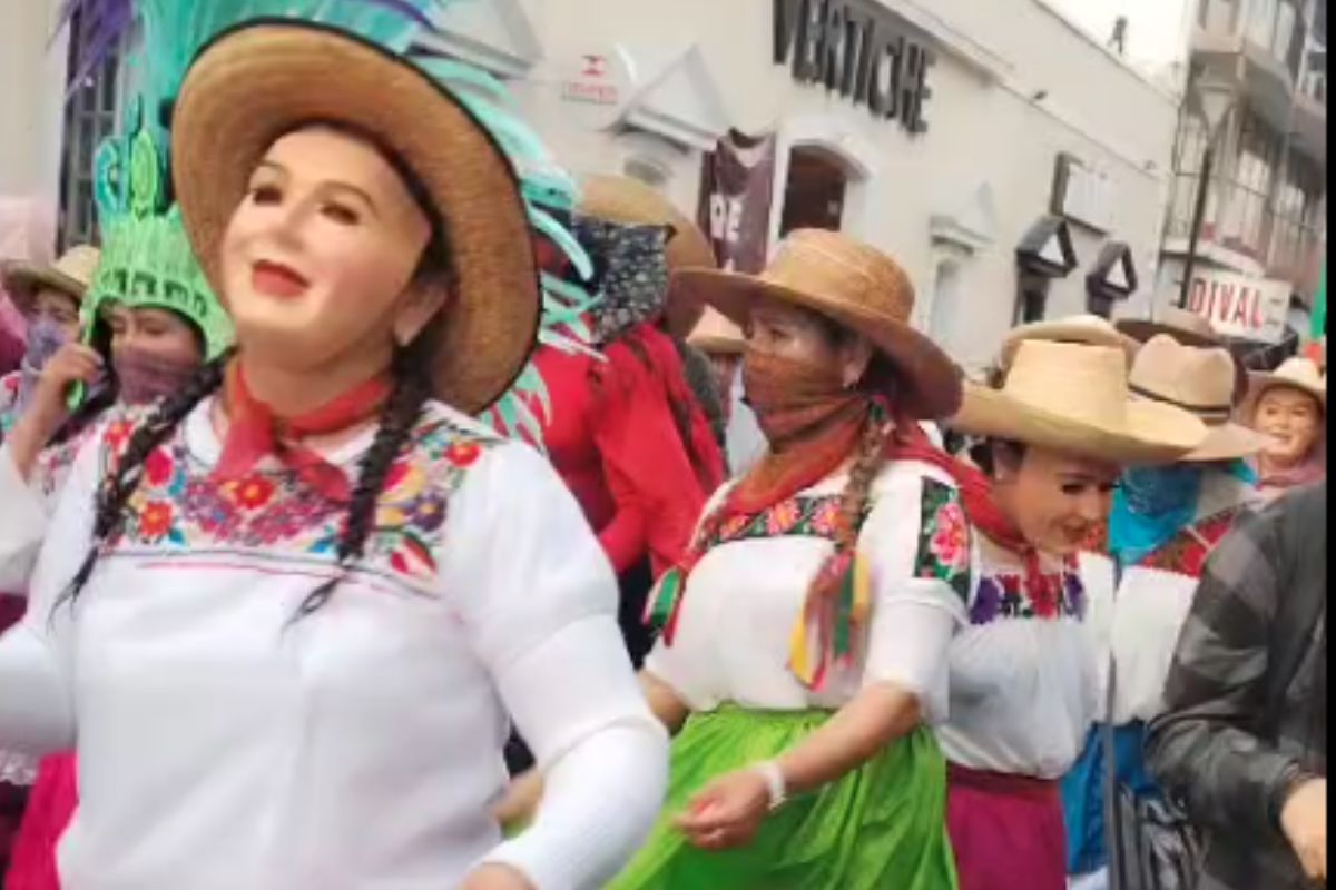 Los primeros contingentes del carnaval partieron desde la calle Guerrero, todos con una energía que se contagiaba