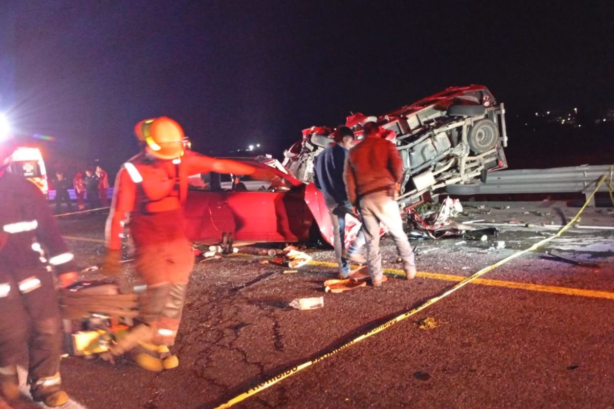 Ambos carriles de la carretera fueron cerrados para el retiro de los vehículos | Foto: Antonieta Islas