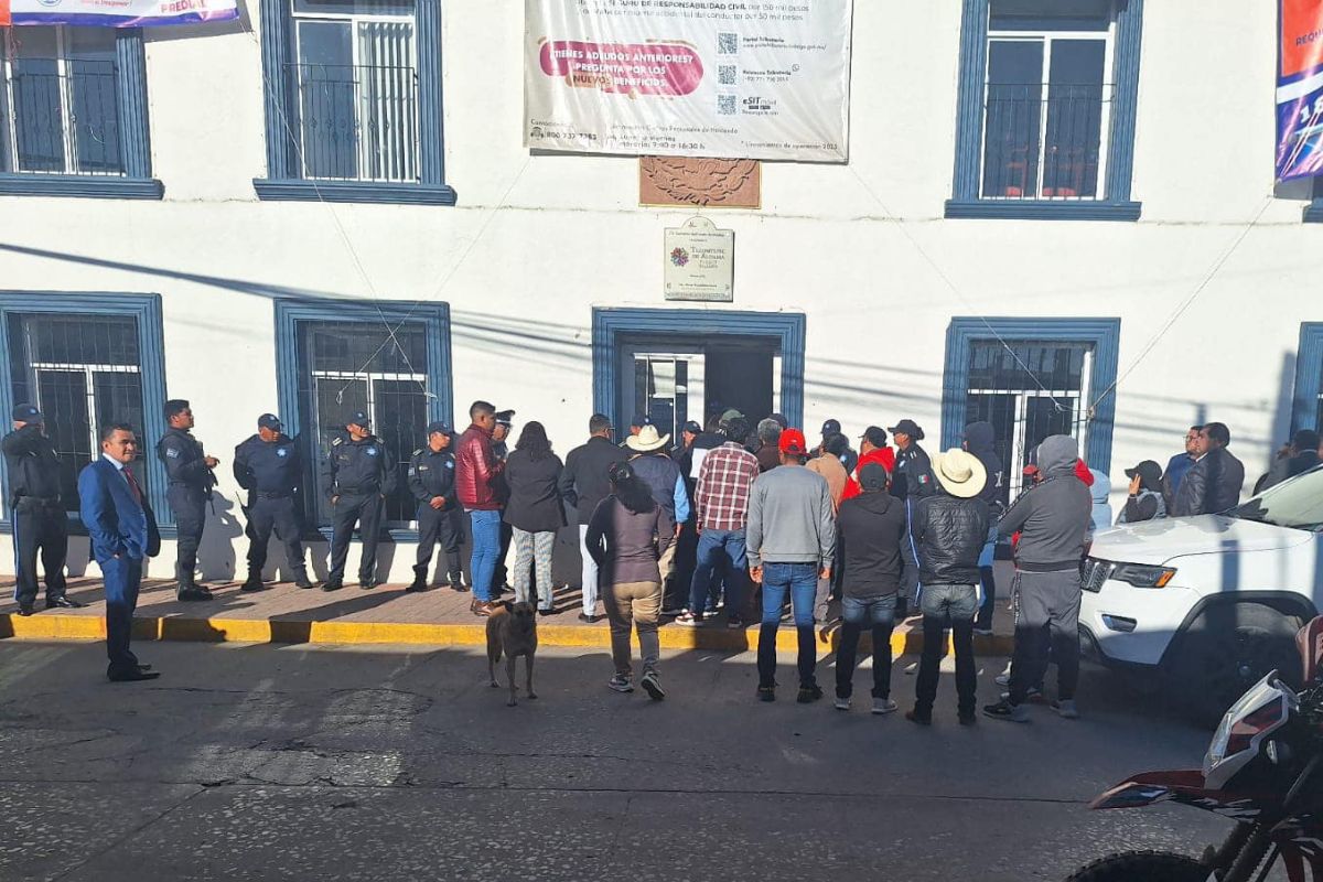 Habitantes de la cabecera municipal refirieron que están en desacuerdo con la presunta manipulación por parte de la alcaldesa respecto a las votaciones | Foto: Miguel Martínez