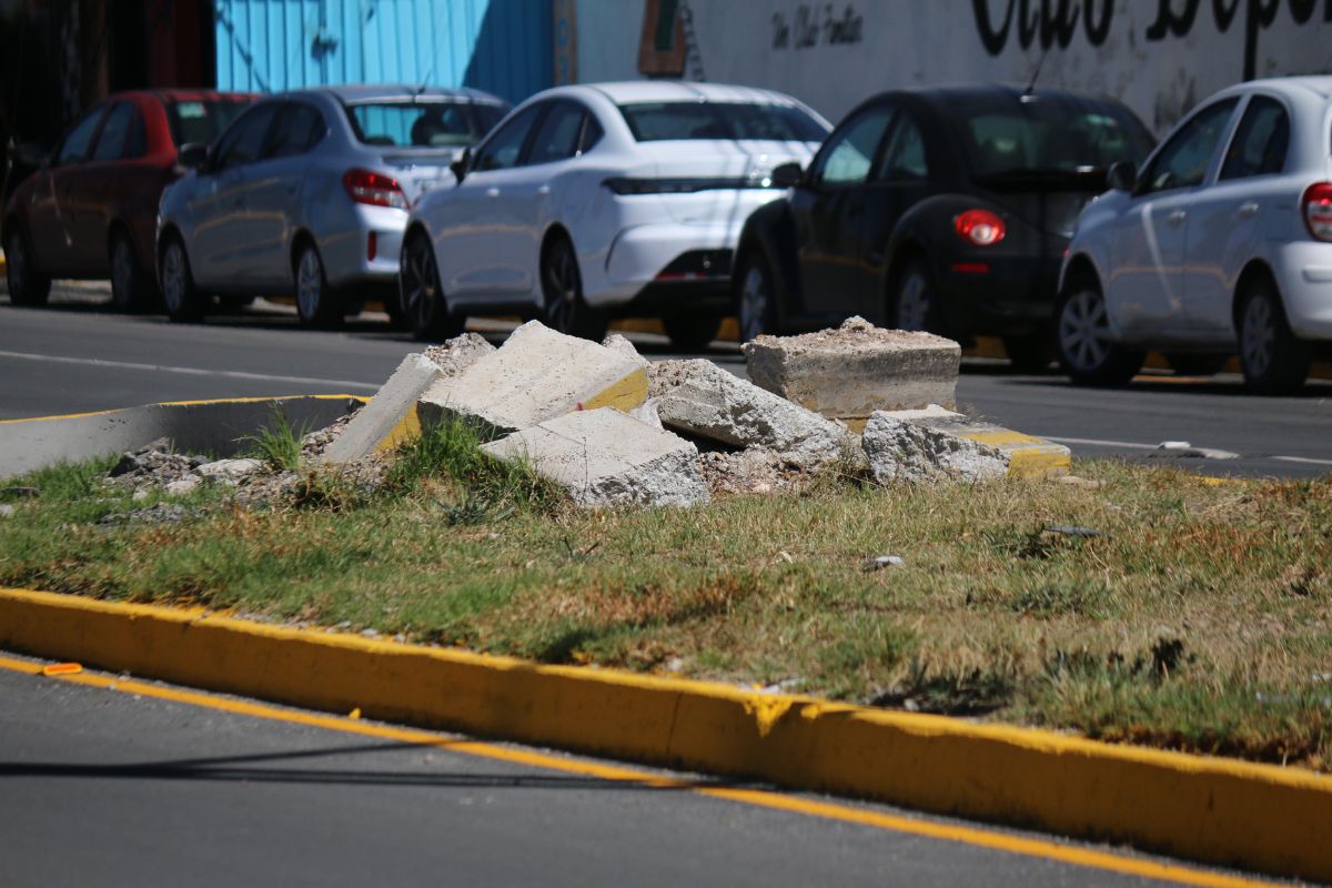 El bulevar Panorámico presenta acumulación de escombro en el camellón | Foto: Juan Martínez