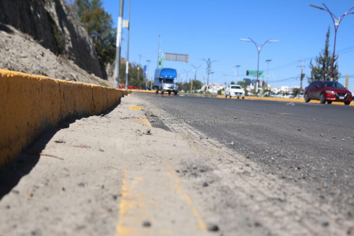 En gran parte del bulevar Revolución 1910, hay tierra acumulada cerca de las rejillas pluviales | Foto: Juan Martínez
