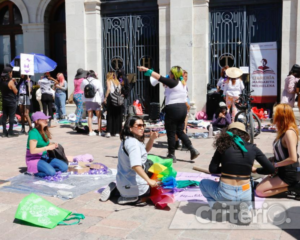 Autoridades estatales invitan a mujeres a denunciar omisiones y casos de revictimización.