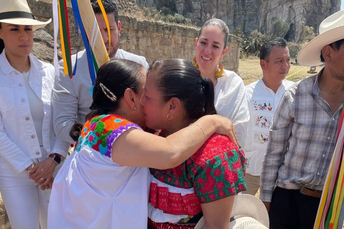 Durante la ceremonia, más de tres mil visitantes presenciaron la ornamentación de la pirámide, la elaboración de Xochimapales