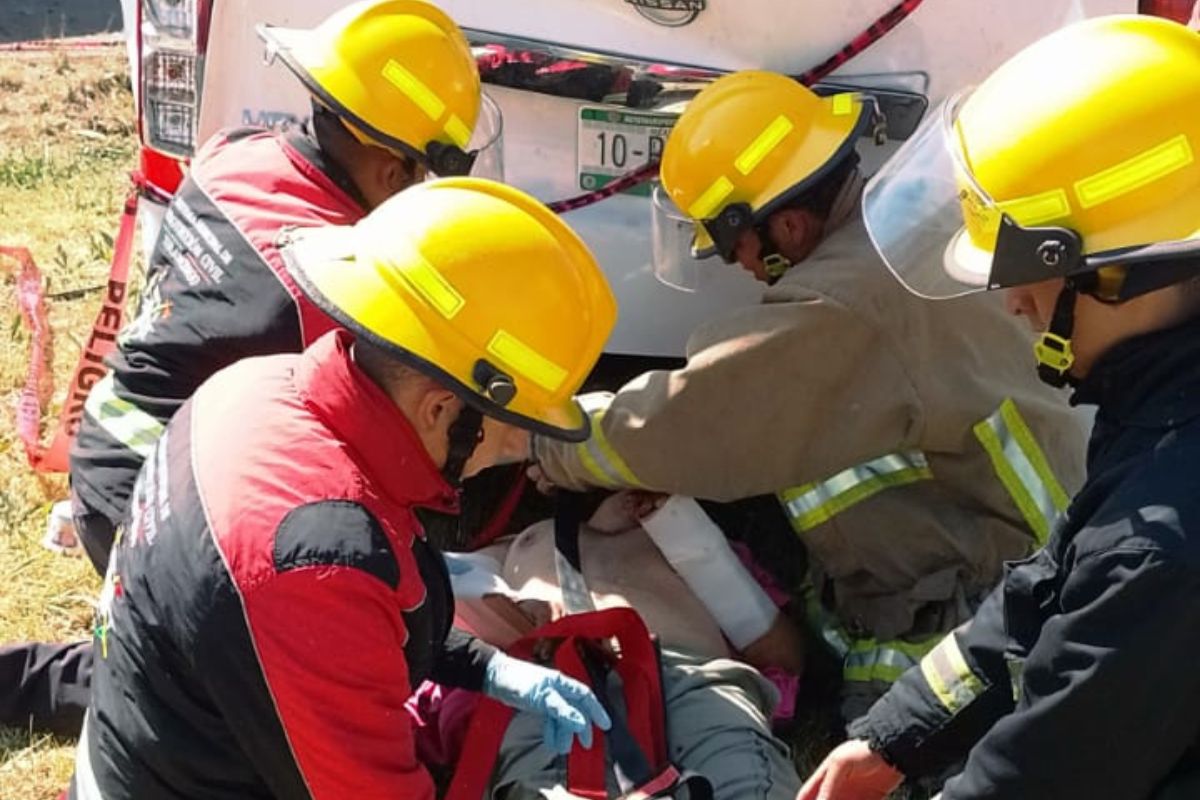 Bomberos y paramédicos auxiliaron a los heridos tras el fuerte accidente en Tulancingo