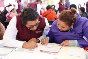 Largas filas marcaron el inicio del proceso social en Pachuca para madres trabajadoras.