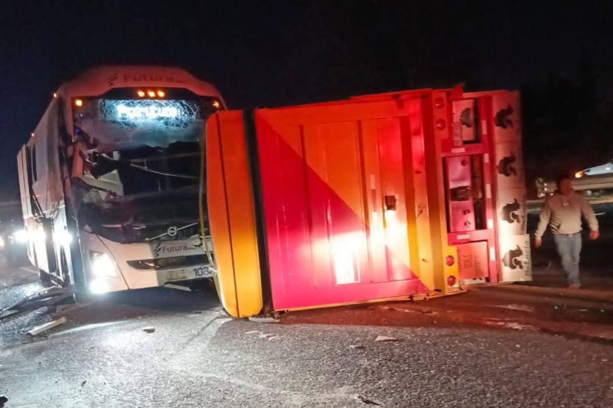 El choque entre un autobús y un tractocamión doble remolque generó caos vehicular en los límites de los municipios Tulancingo y Santiago Tulantepec