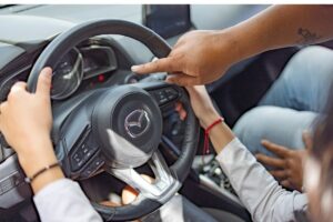 Domina la conducción segura en una glorieta con la mejor enseñanza en Pachuca