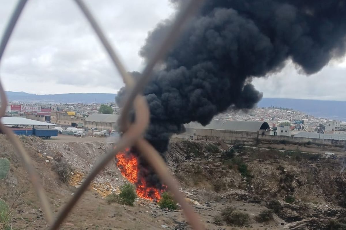 Densas columnas de humo negro se elevaron tras el incendio en La Cañada, Tulancingo