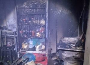 Bomberos de Actopan atendiendo el incendio en el mercado Jamaiquitas​