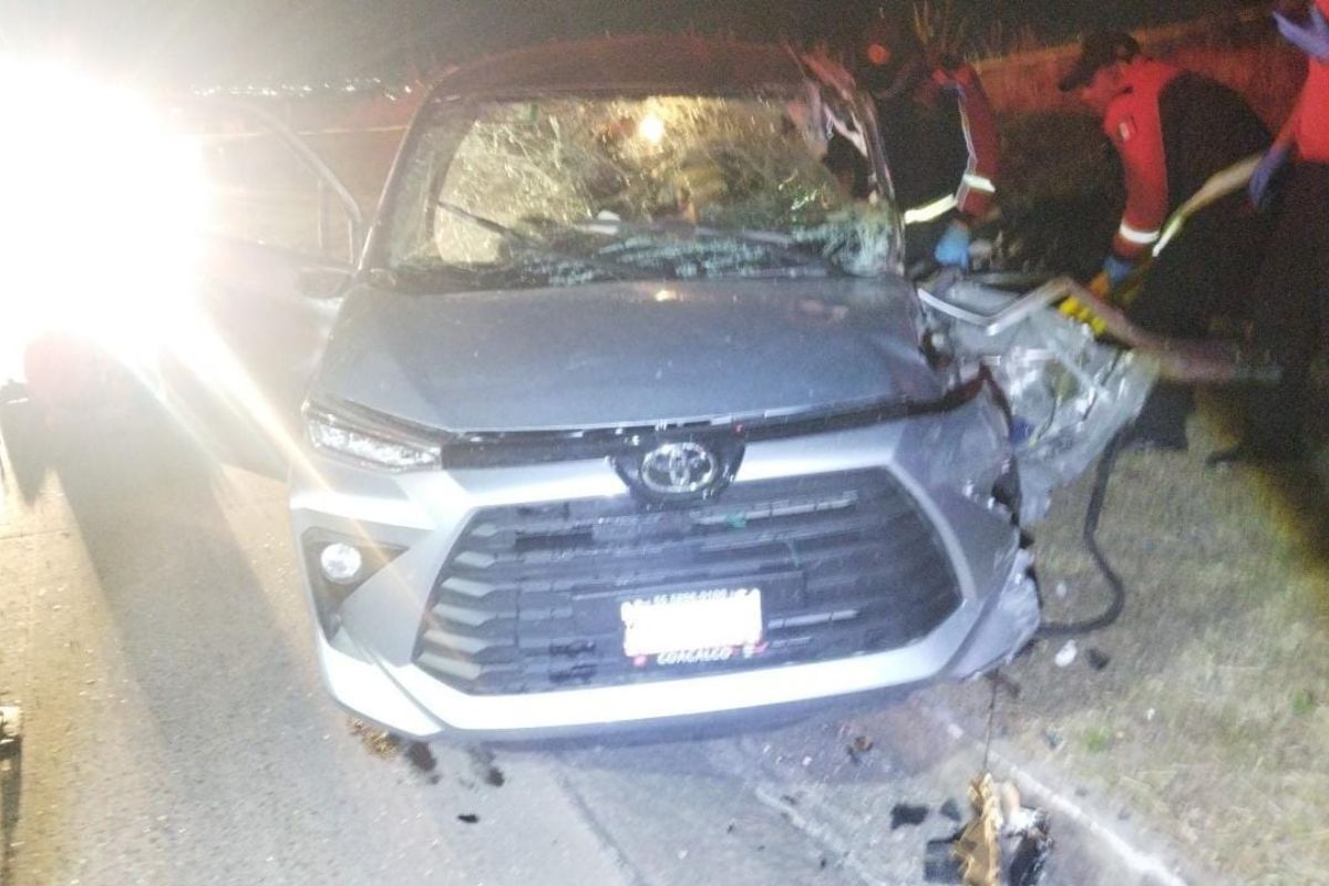 Restos de la camioneta Toyota Avanza tras el fuerte choque en Tulancingo