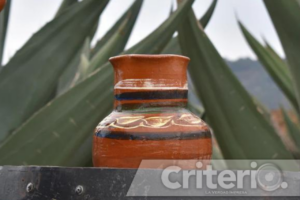 El pan de pulque se fermentaba al sol en sus inicios, pero ahora se acerca a fuentes de calor antes de hornearse en leña