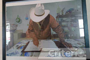 Las imágenes exhibidas en el café capturan el legado artesanal y las tradiciones de México, desde bordados hasta festividades