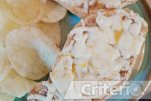 Además de su carta de bebidas, los visitantes pueden degustar baguettes y otros platillos entre semana