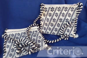 Gabriel Gómez complementa la oferta artesanal con joyería en macramé, piedras naturales y artesanía en piel