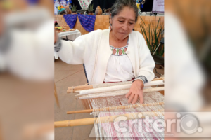 Con bordados de aves, flores e iglesias, sus creaciones reflejan la riqueza cultural de Santiago de Anaya