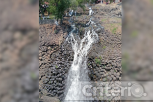 Las imponentes columnas de basalto te esperan con su increíble espectáculo de agua y piedra