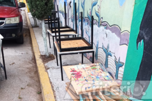 El comité de padres de familia pidió su salida, a pesar de que daban clases e internet gratis