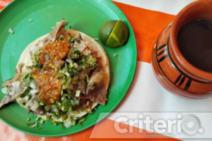 La carne de borrego se cocina durante ocho horas, logrando una textura jugosa y suave