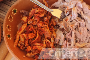 Se prepara en horno de tierra con piedras volcánicas y pencas de maguey para potenciar su sabor