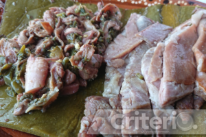 La barbacoa hidalguense se disfruta en tacos con cebolla, cilantro y una salsa bien picosa