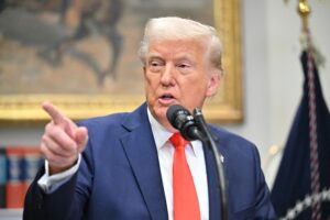 La imposición de aranceles por parte de EU afecta productos de Canadá, México y China, disparando tensiones en el comercio global.