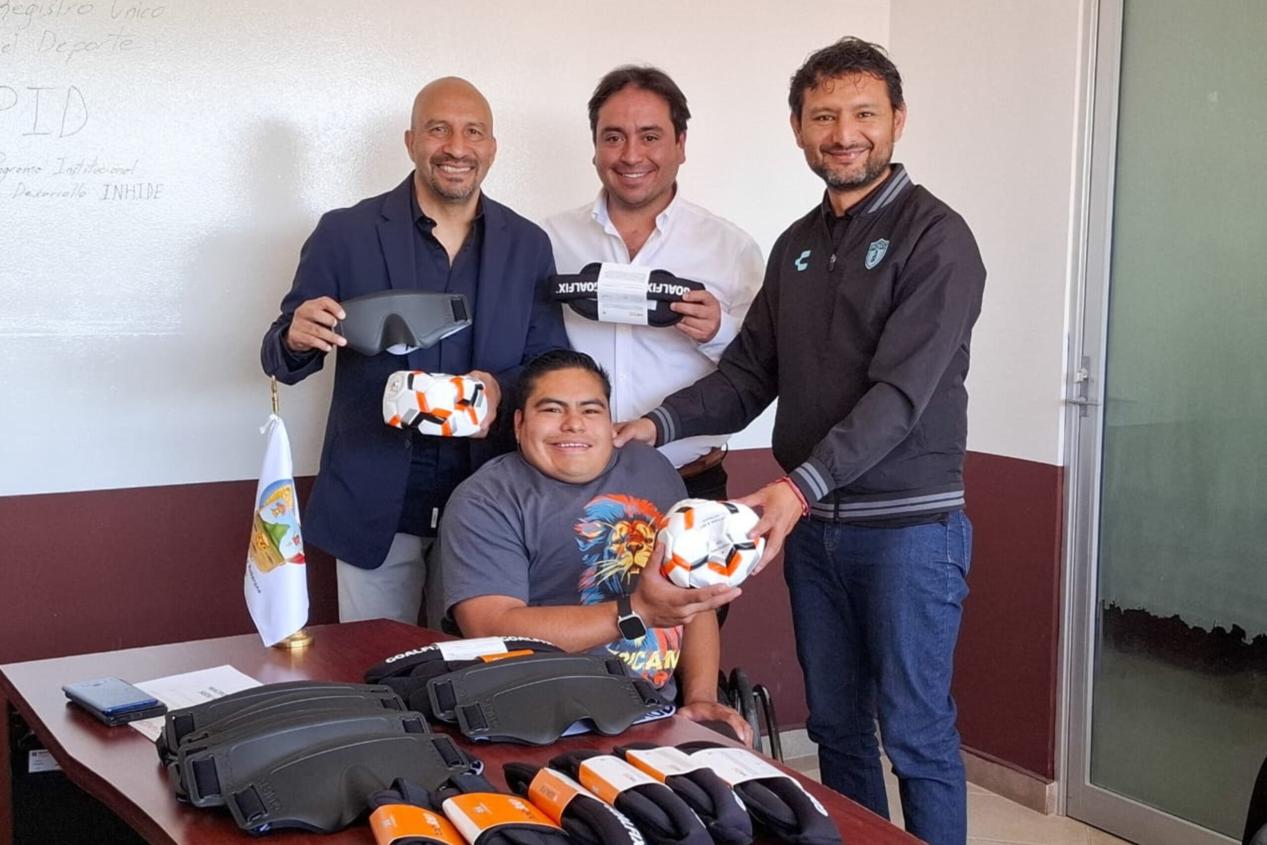 El Inhide, encabezado por Óscar Pérez Rojas, realizó la entrega de balones con sonido y equipo de protección a la Asociación de Ciegos y Débiles Visuales del Estado de Hidalgo