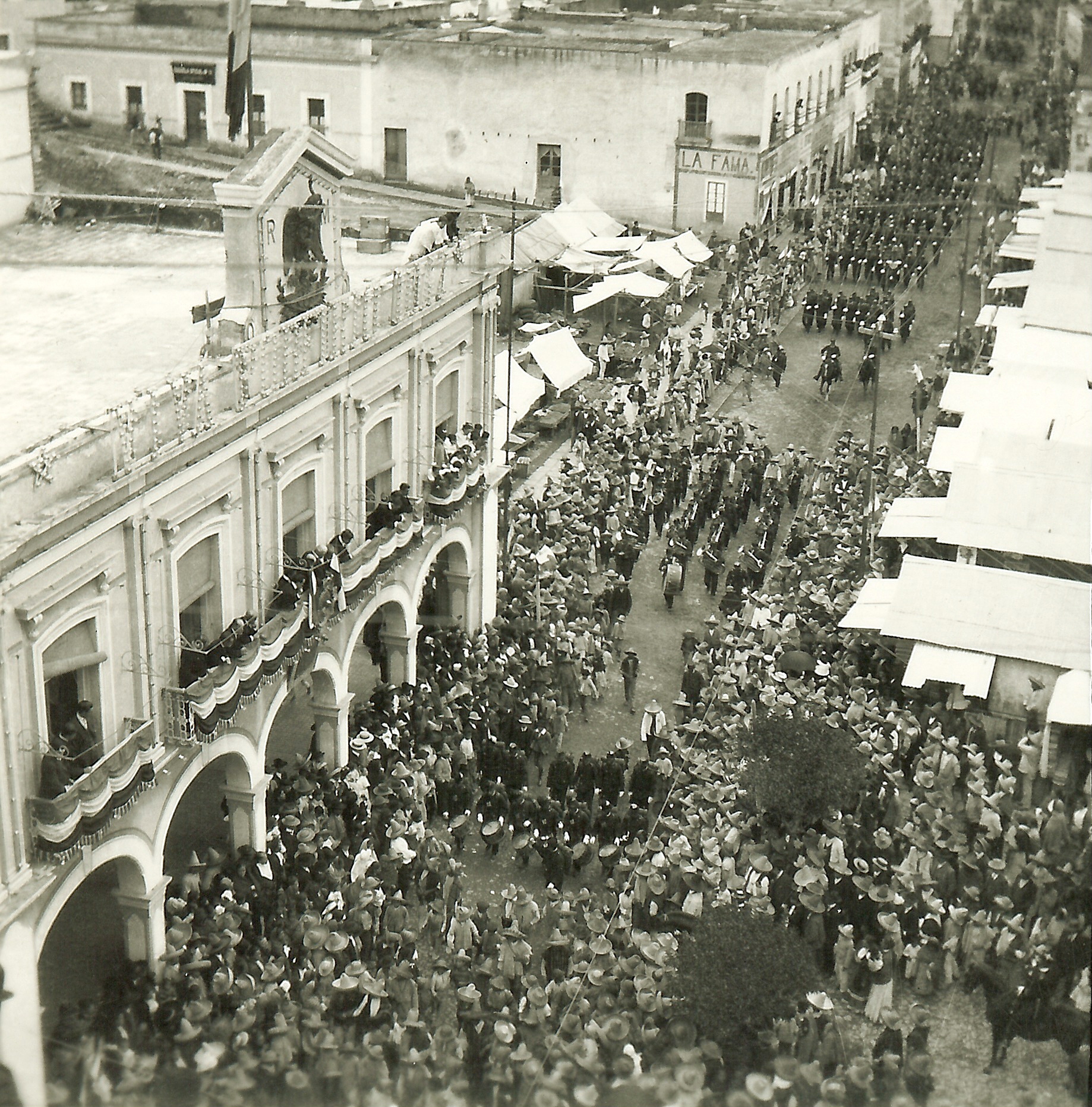 Fotografía 1.- Desfile Centenario