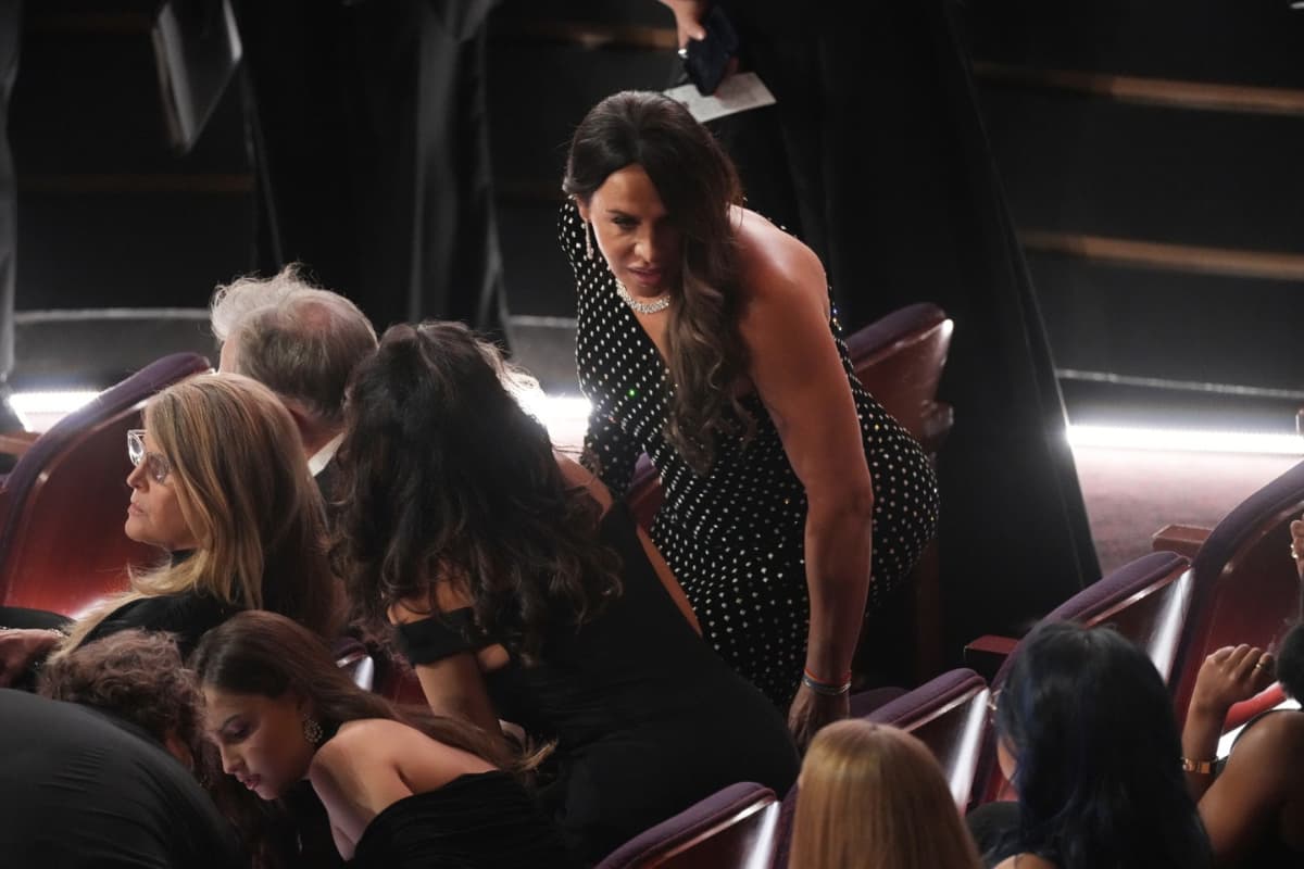 La presencia de Karla Sofía Gascón se destaca en una noche de glamour y controversia