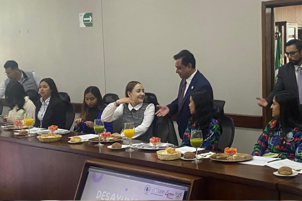El Lic. Andrés Velázquez Vázquez premia a las campeonas del CEUMH, en un evento que celebra el liderazgo femenino