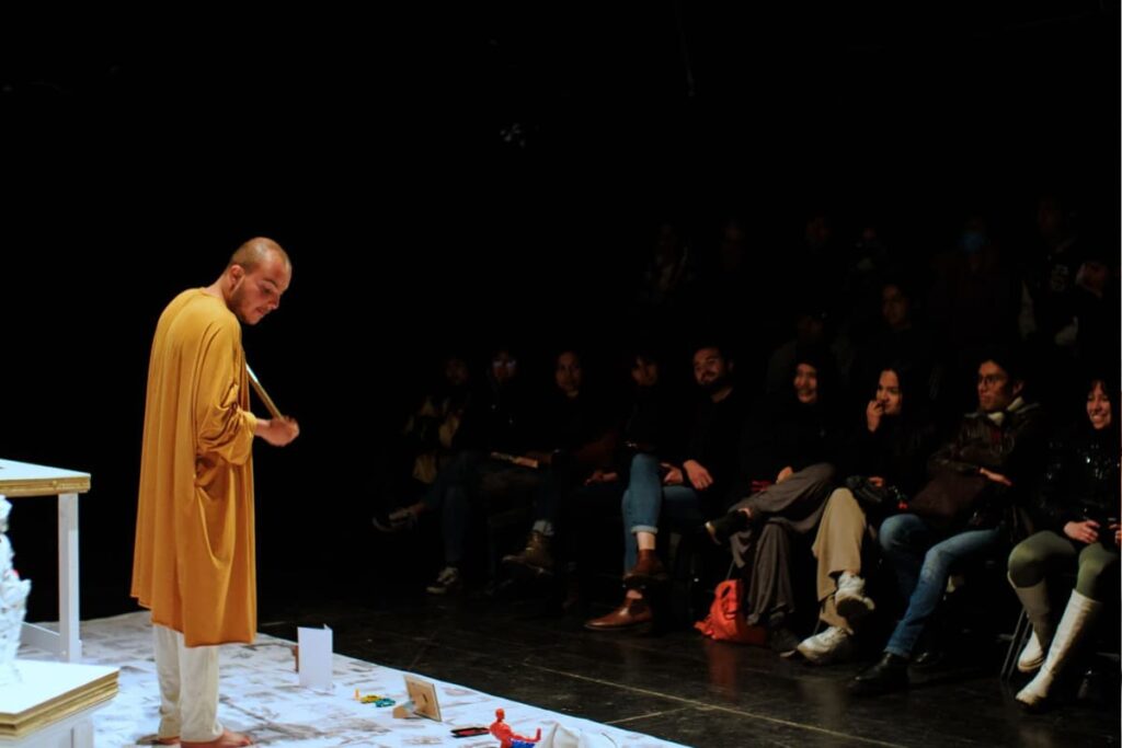 Imágenes del montaje teatral que muestran la fusión entre la memoria personal y la tradición artística