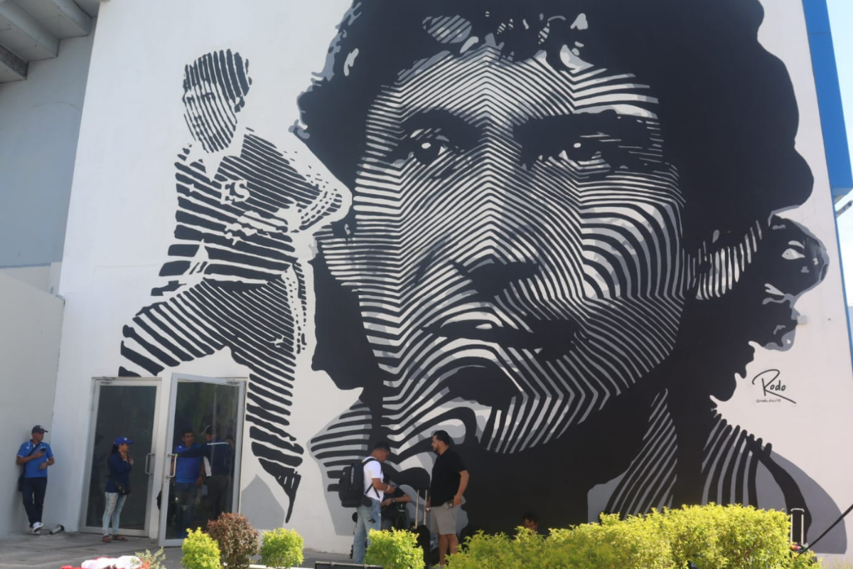 El Mágico González, la mayor leyenda del futbol salvadoreño, fue celebrado por su pueblo en un emotivo encuentro contra el Club Pachuca