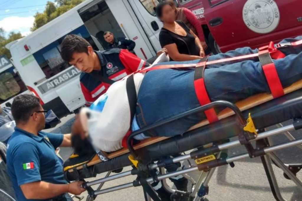 Ambulancia privada trasladando a lesionados en Tula por ausencia de servicios municipales​