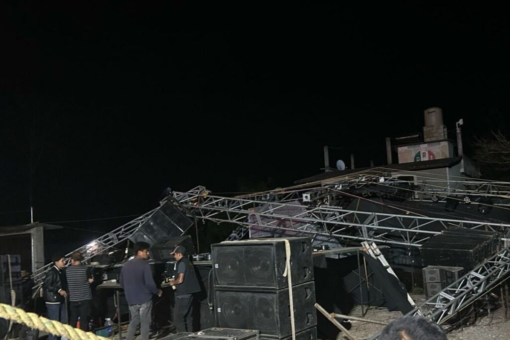 Fuerte viento derribó un escenario durante el carnaval en San Bartolo Tutotepec