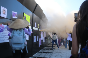 El 8M expone casos de violencia y deudas alimenticias, como el de este hombre en la marcha