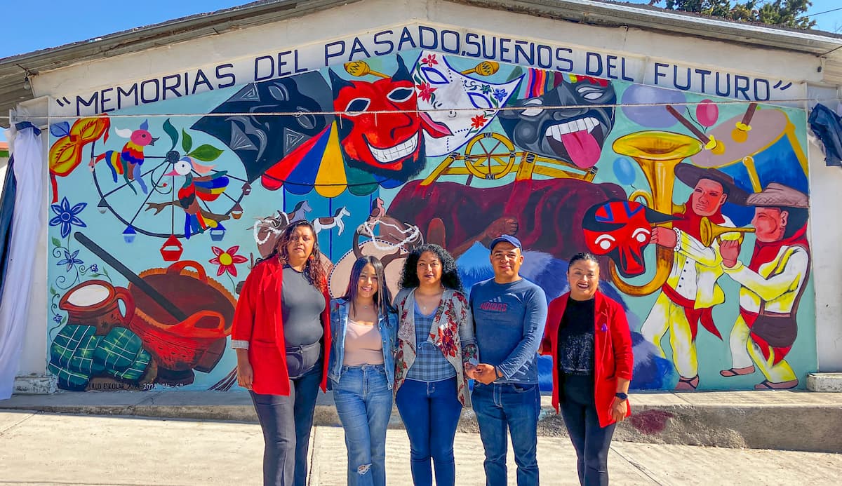 La develación del mural estuvo acompañada por la música de una tradicional banda de viento, que puso a bailar a los niños y niñas presentes
