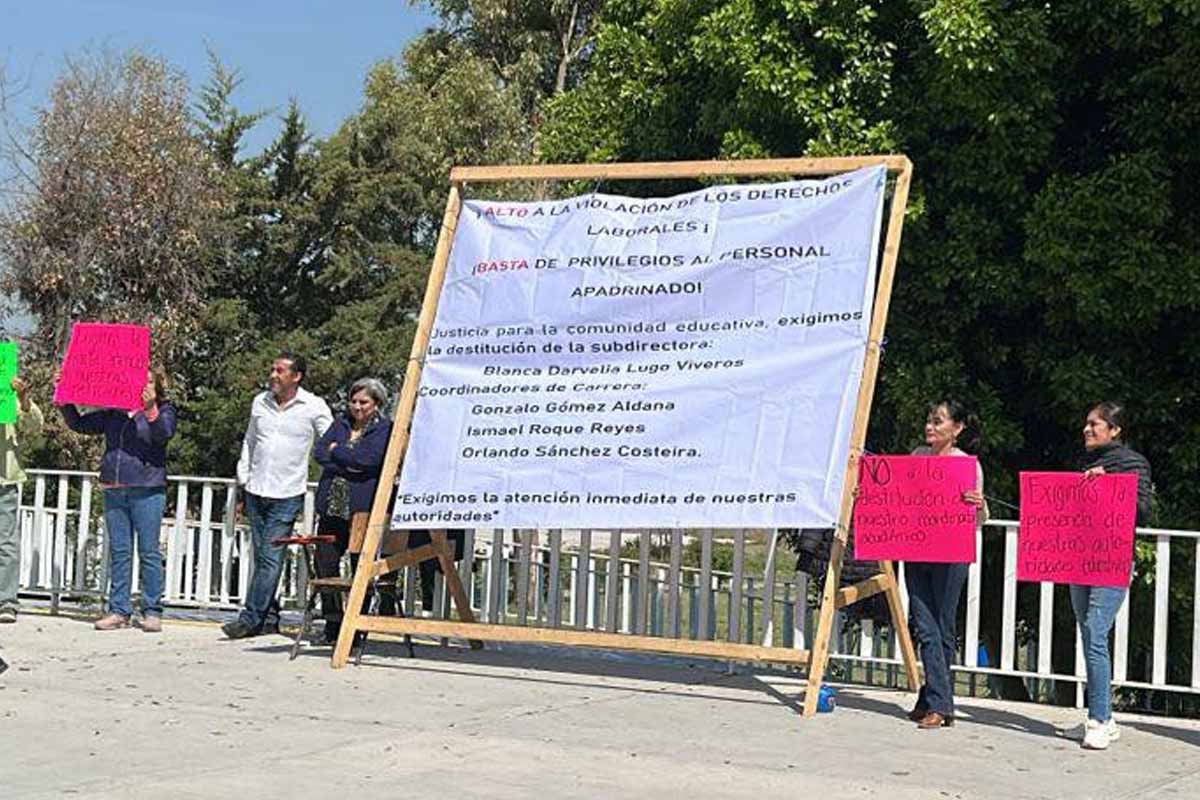 Los manifestantes exigen la destitución de la subdirectora: Blanca Darvella Lugo Viveros, y los coordinadores de carrera: Gonzalo Gómez Aldana, Ismael Roque Reyes y Orlando Sánchez Costeira