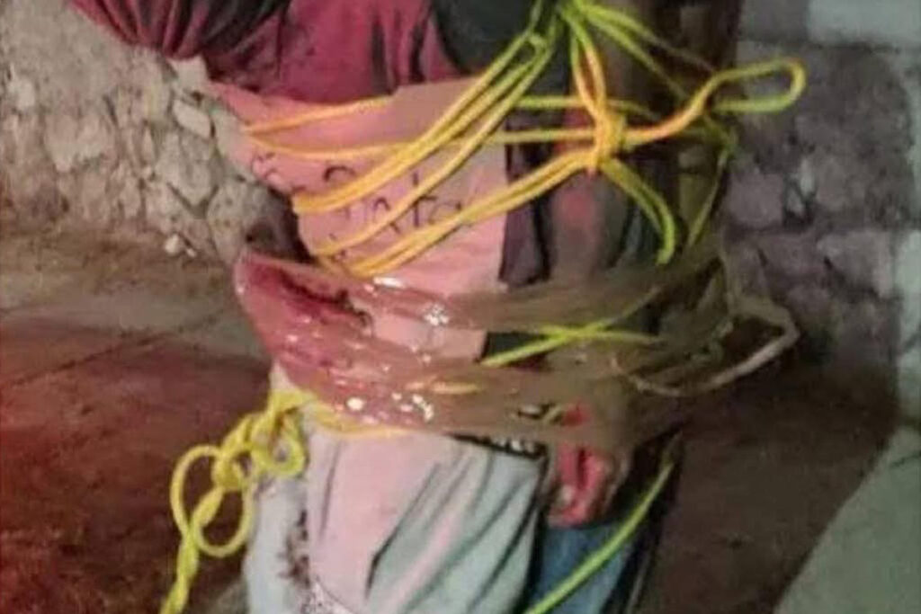 A los presuntos delincuentes también les colocó una cartulina con el mensaje: “Me amarraron por rata”